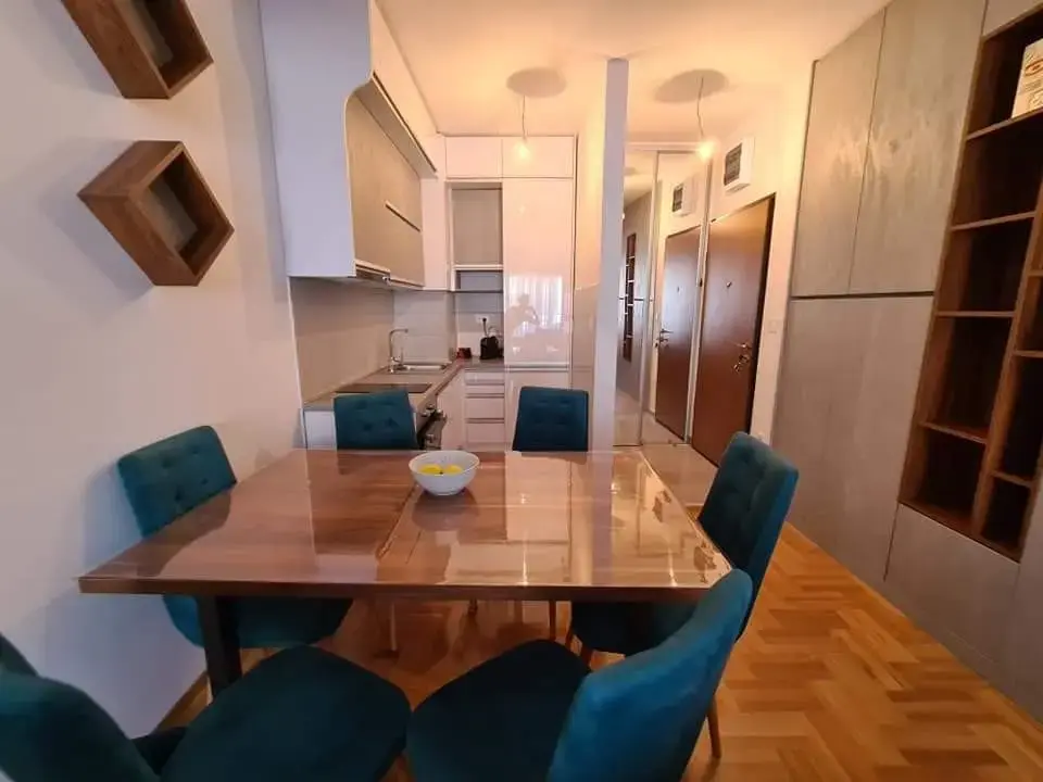 Kuhinja sa trpezarijom