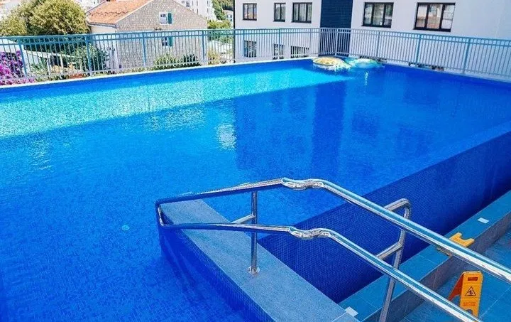 U sklopu kompleksa se nalazi bazen