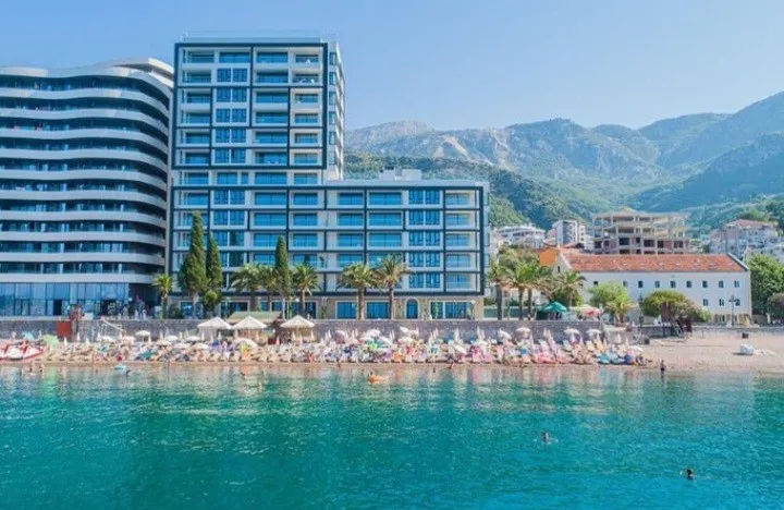Kompleks se nalazi na samoj obali mora