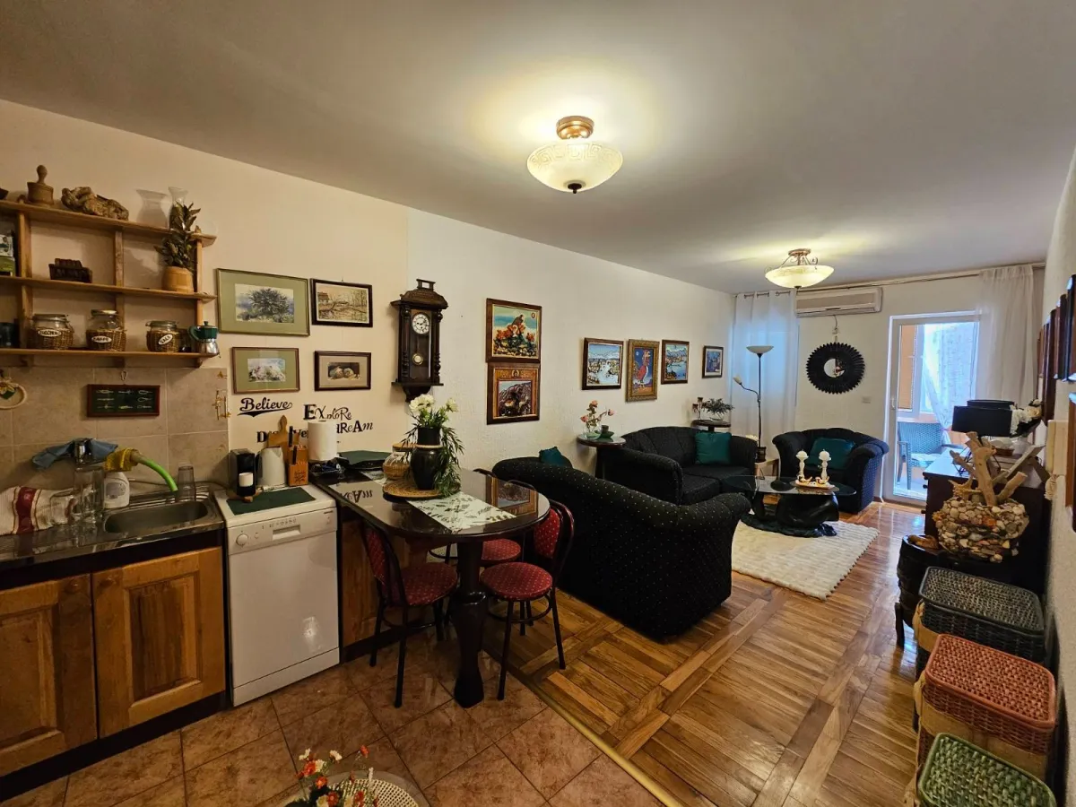 Dnevni boravak posmatrano sa ulaznih vrata