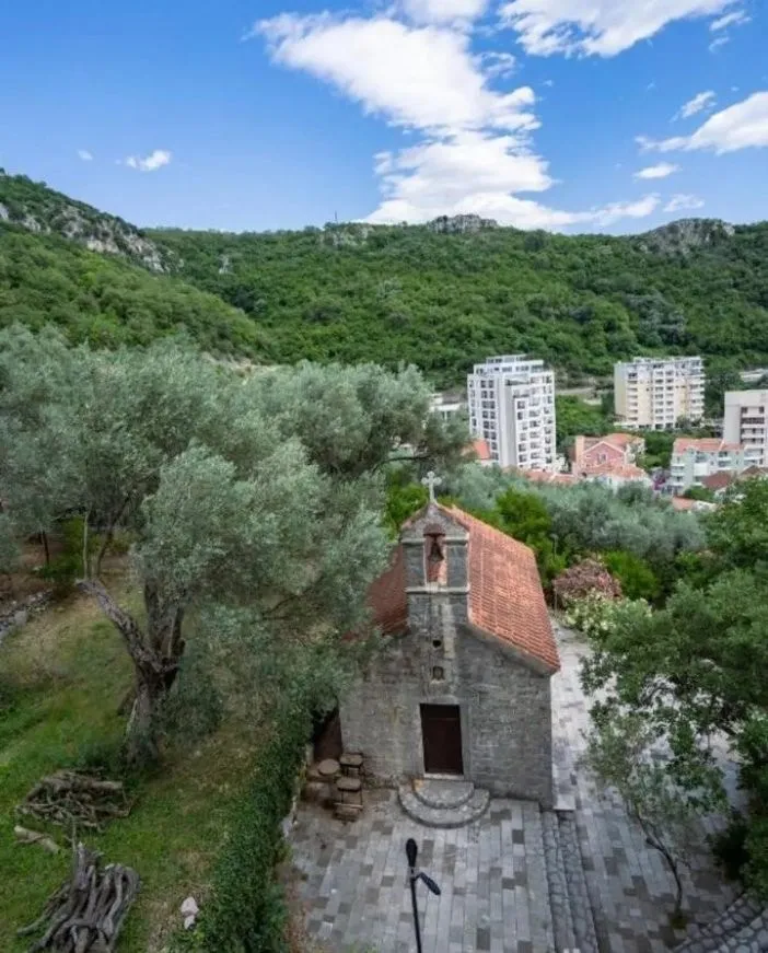 Stan posjeduje pogled na masline i obliznju crkvu