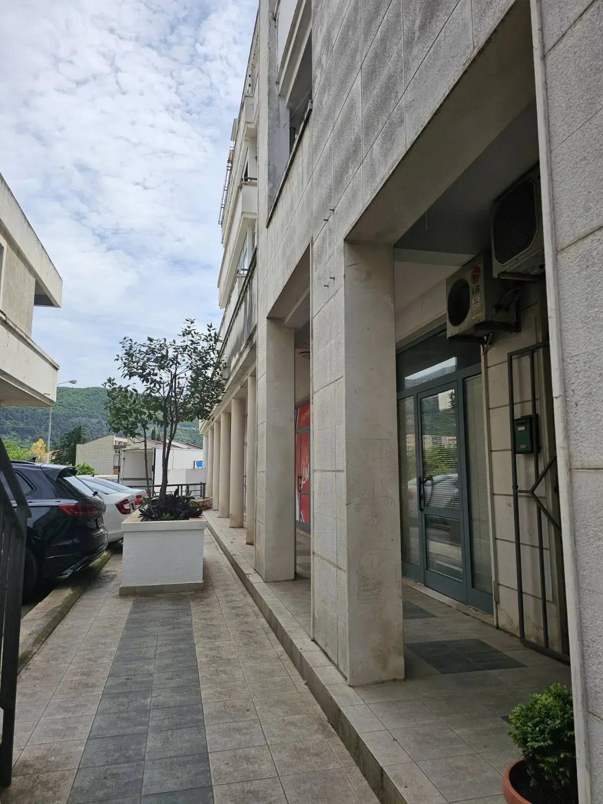 Spolasnji izgled objekta u kojem se nalazi poslovni