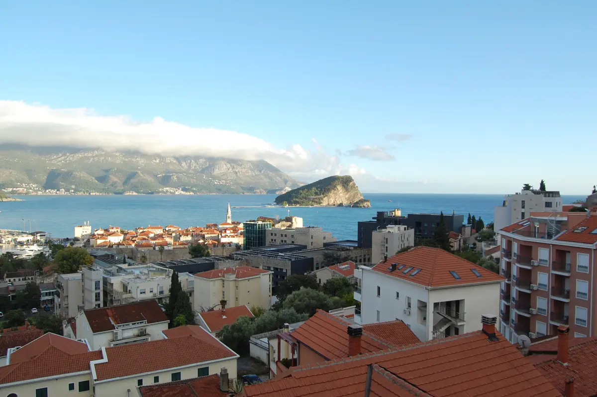 Stan posjeduje panoramski pogled na more i ostrvo Sveti Nikola