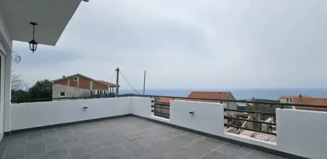 Terasa sa koje se pruza otvoren pogled na more