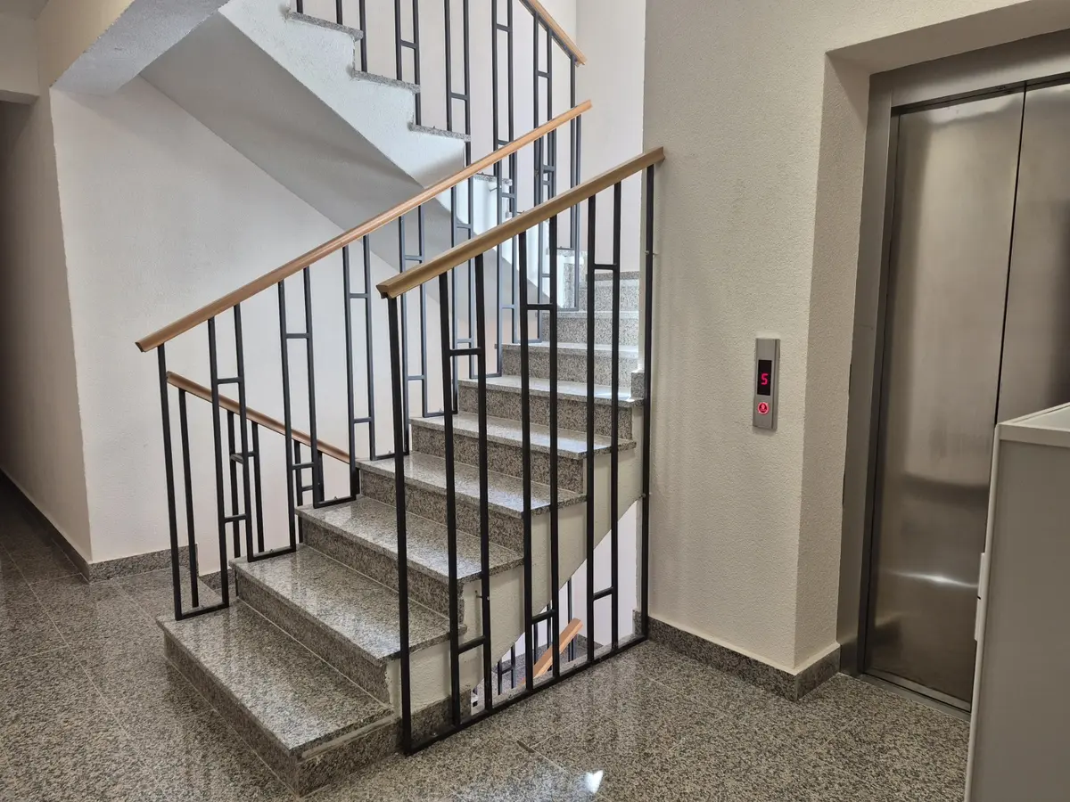 Zgrada u kojoj se stan nalazi posjeduje lift