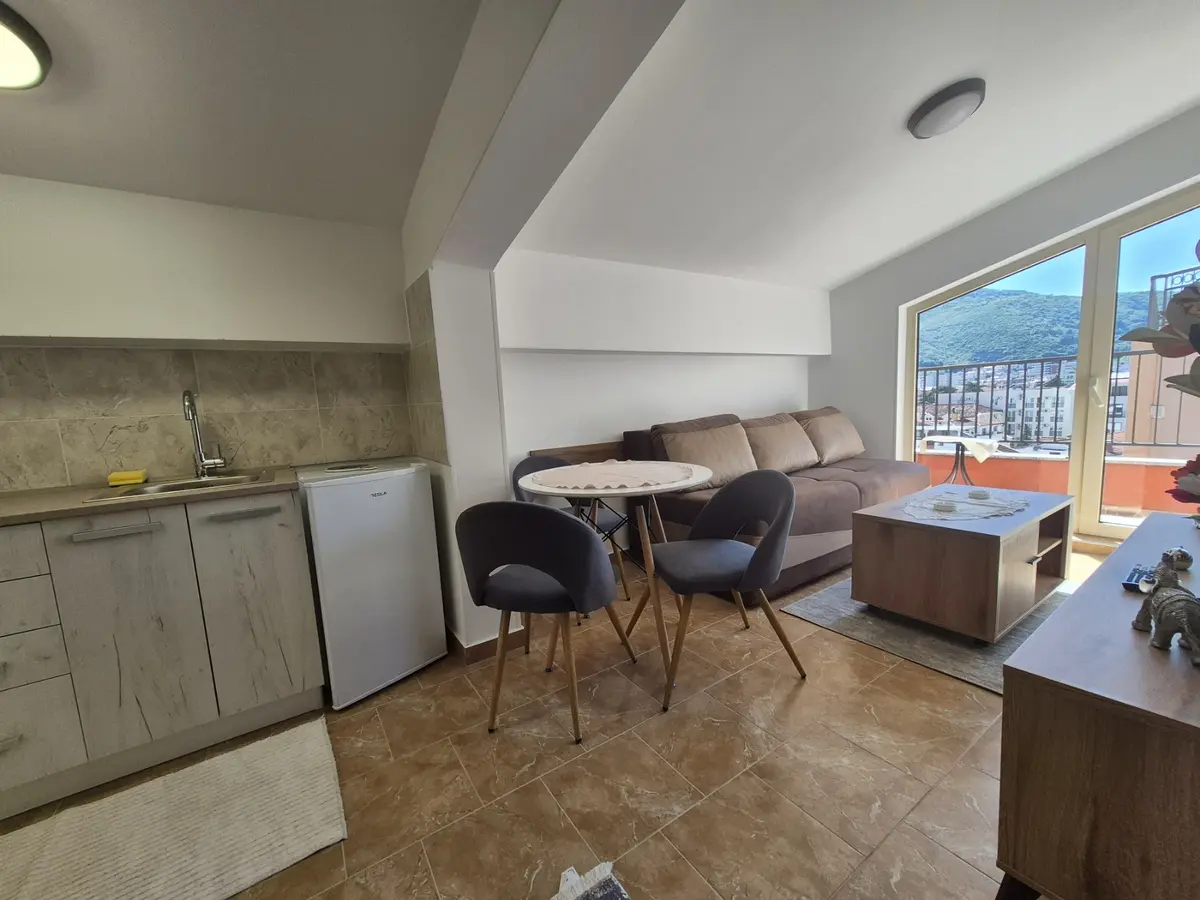 Dnevni boravak posmatrano sa ulaza