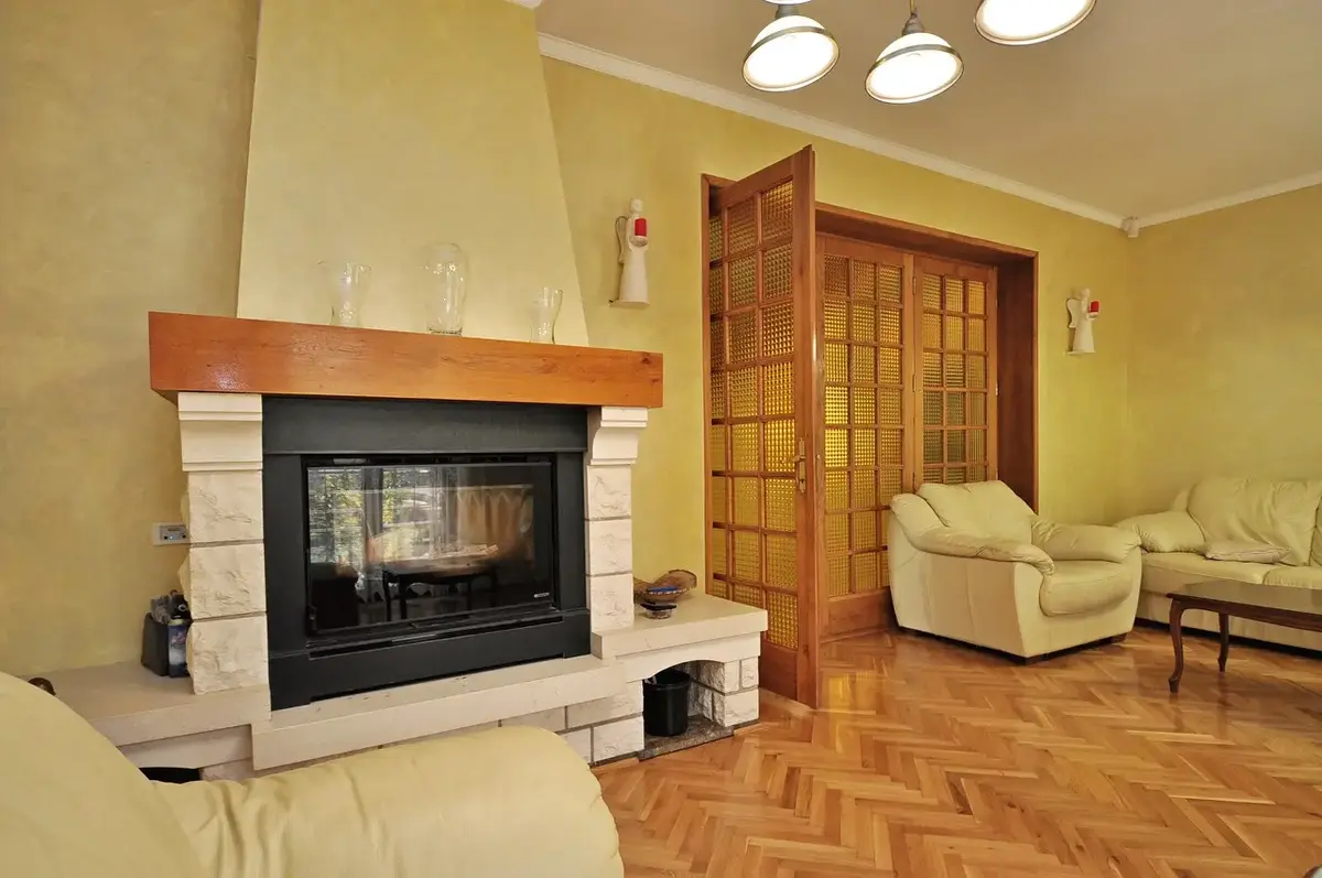 U   dnevnom boravku 1 nalazi se kamin