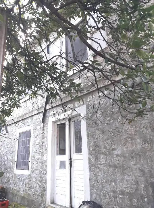 Na zemljistu se nalazi kamena kuca 