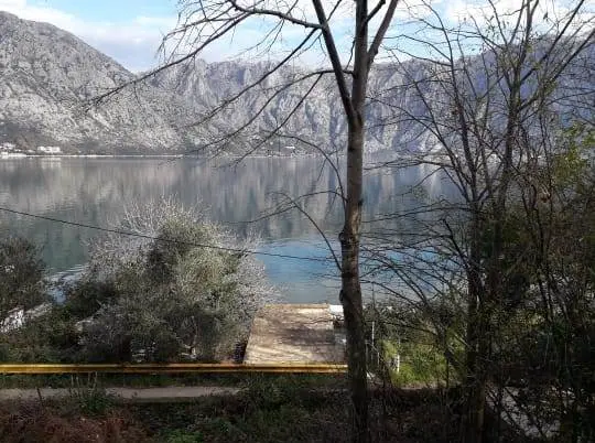 Zemljiste se nalazi na prvoj liniji do mora