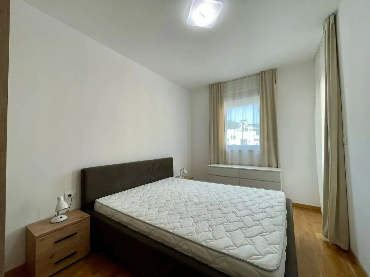 Spavaca soba posmatrano sa ulaznih vrata