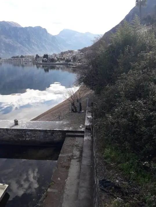 Zemljiste posjeduje direktan izlaz na more u sirini 65 metara