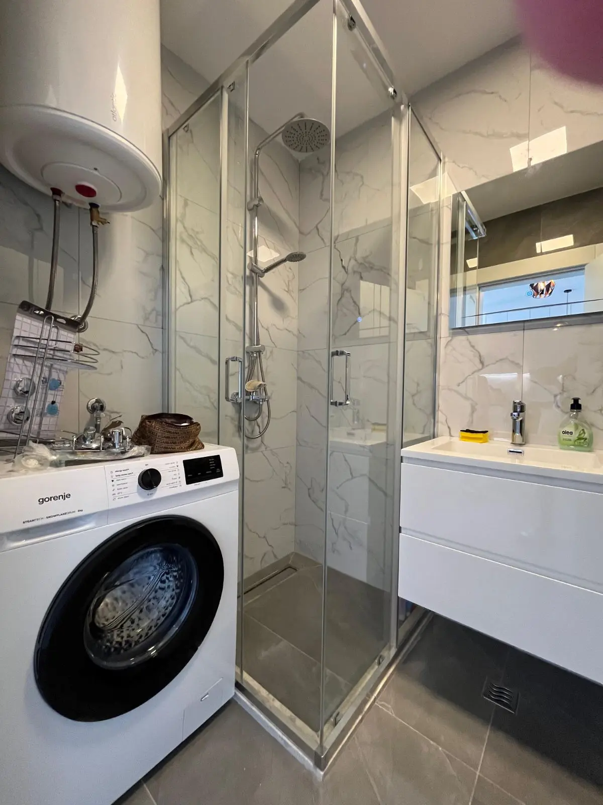 Dio kupatila sa tus kabinom Dio kupatila sa tus kabinom