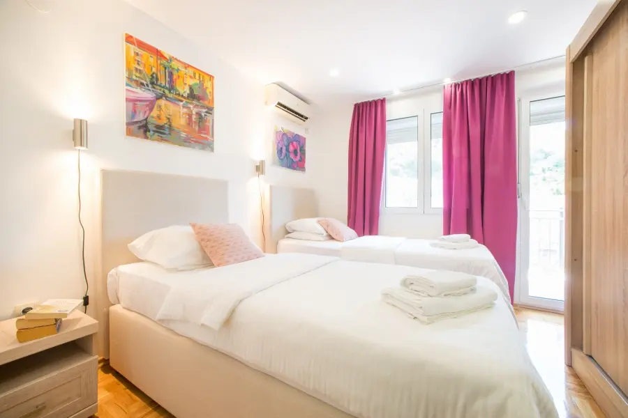 Jedna od postojecih sest spavacih soba