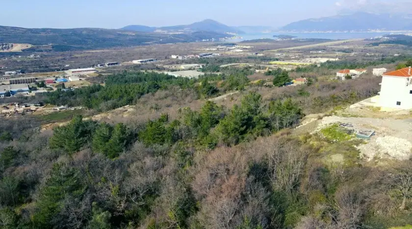 Na njemu je dozvoljena izgradnja stambenog objekta spratnosti P+1+PK