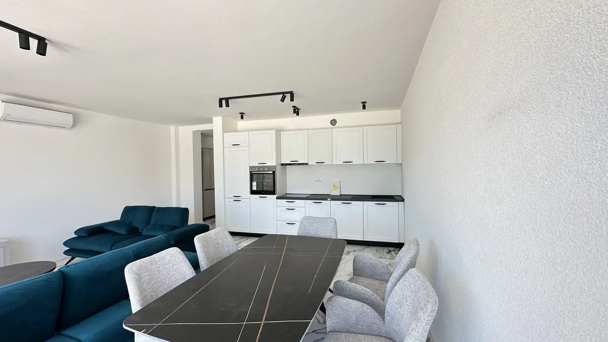 Dnevni boravak sa kuhinjom i trpezarijom