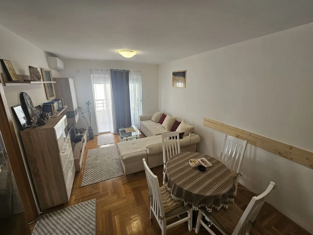 Dnevni boravak sa trpezarijom posmatrano iz kuhinje