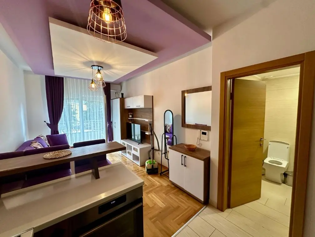 Dnevni boravak posmatrano iz kuhinje