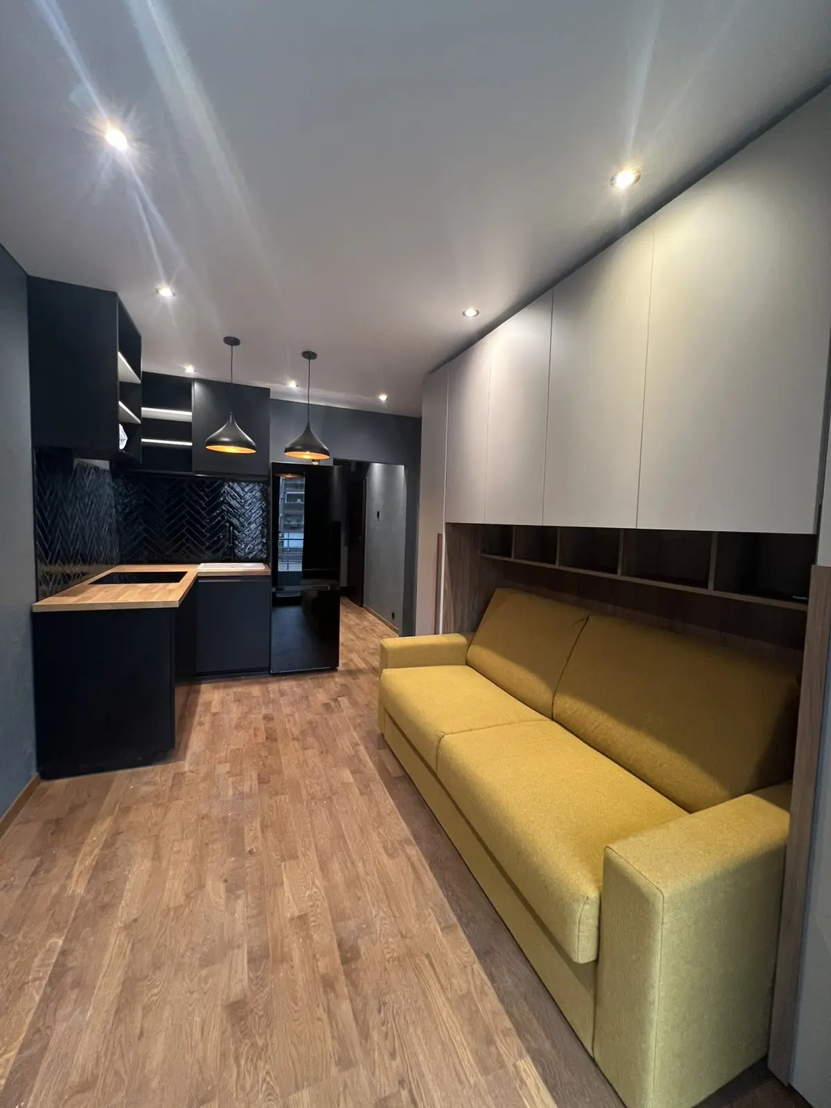 Dnevni boravak sa kuhinjom posmatrano sa terase