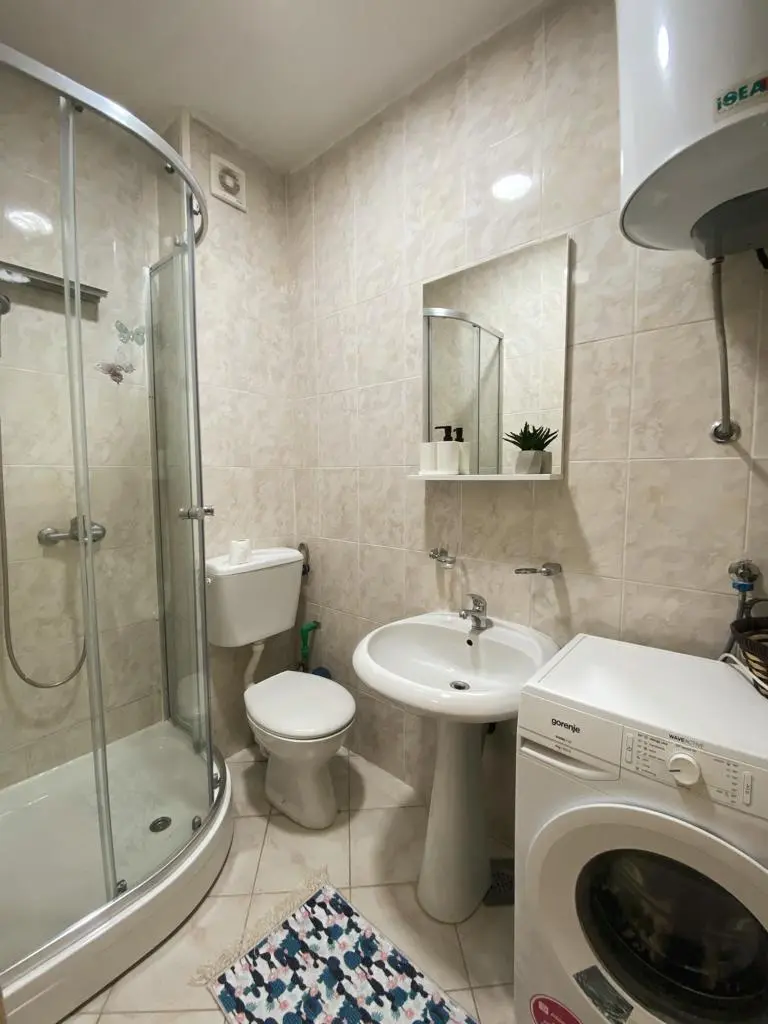 Jedno od postojeca dva kupatila