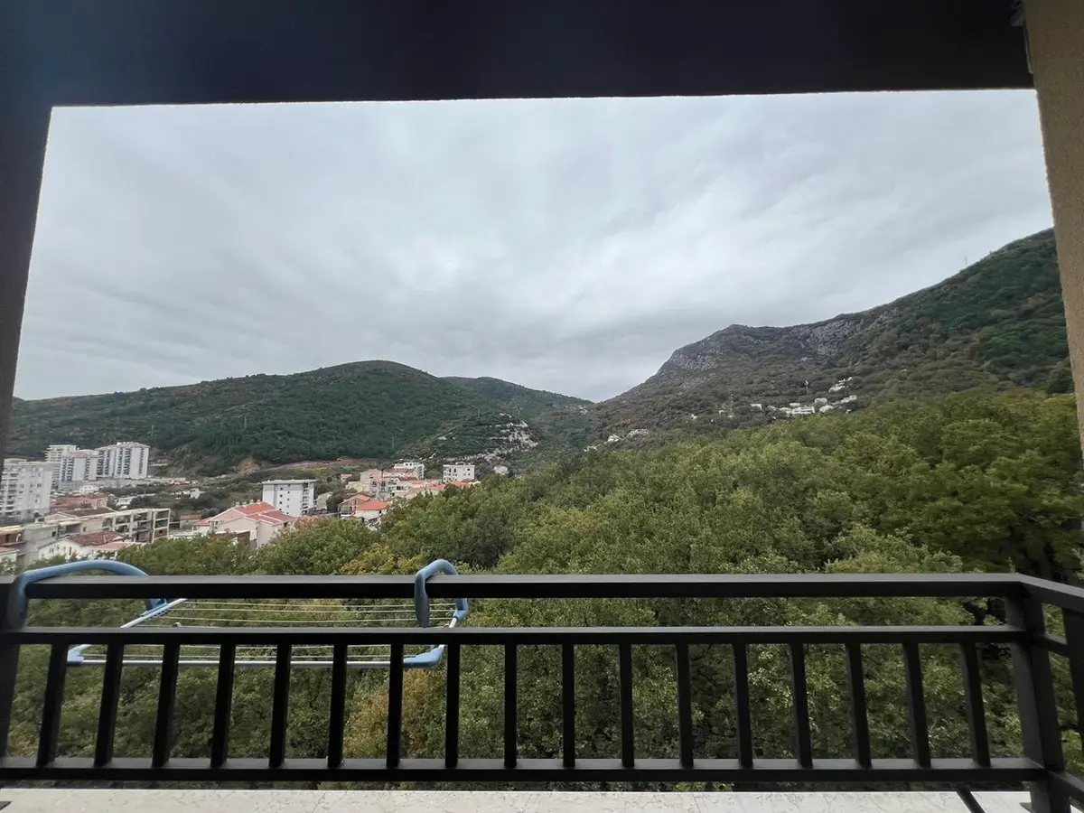 Sa terase se pruza pogled na zelenilo