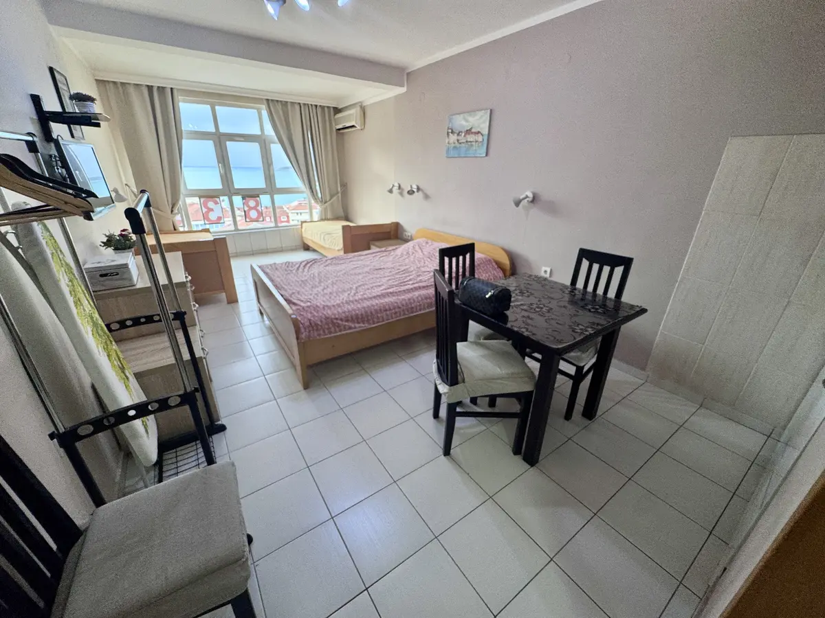 Dnevni boravak sa trpezarijom posmatrano iz hodnika