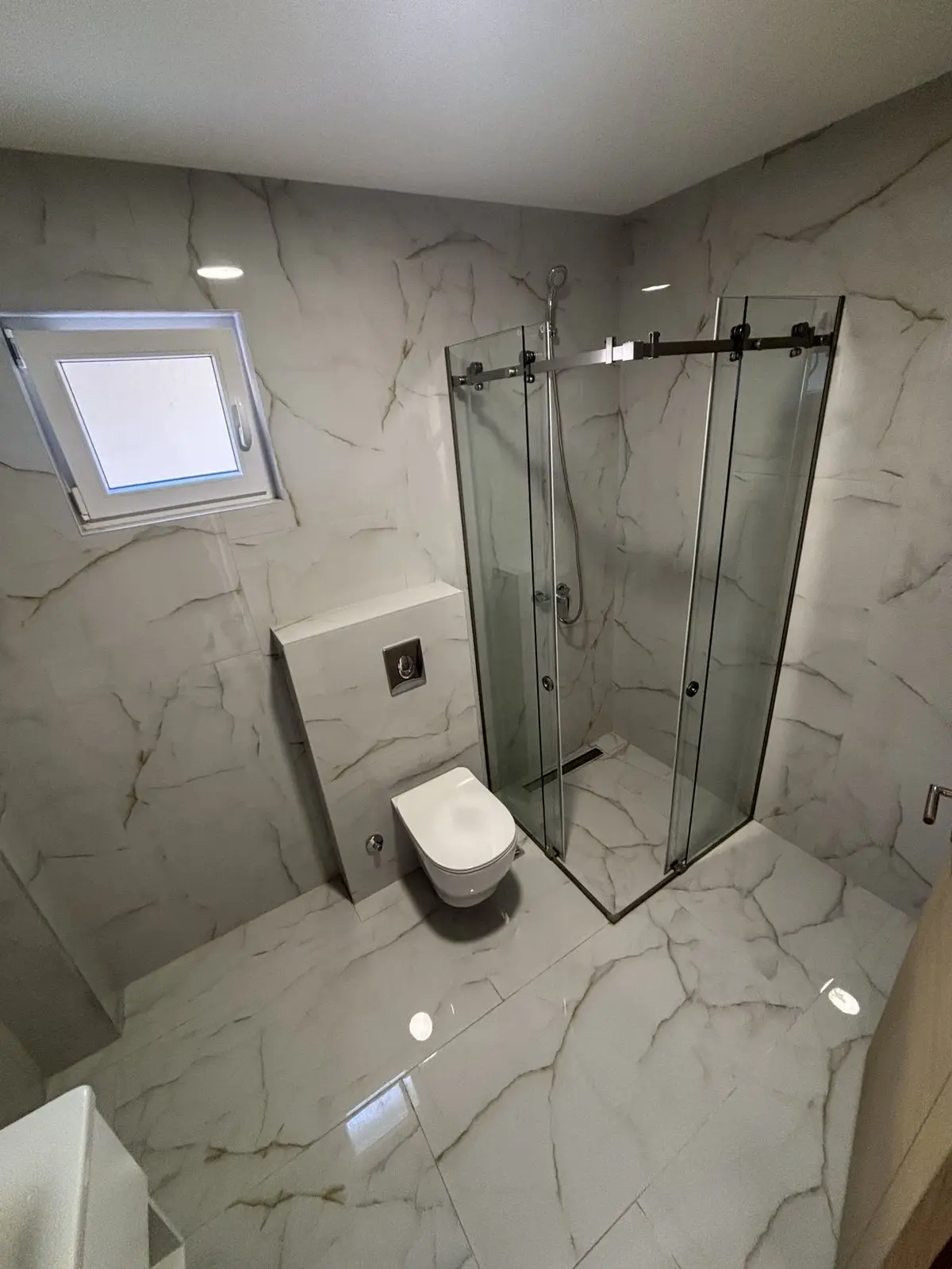 Dio kupatila sa tus kabinom