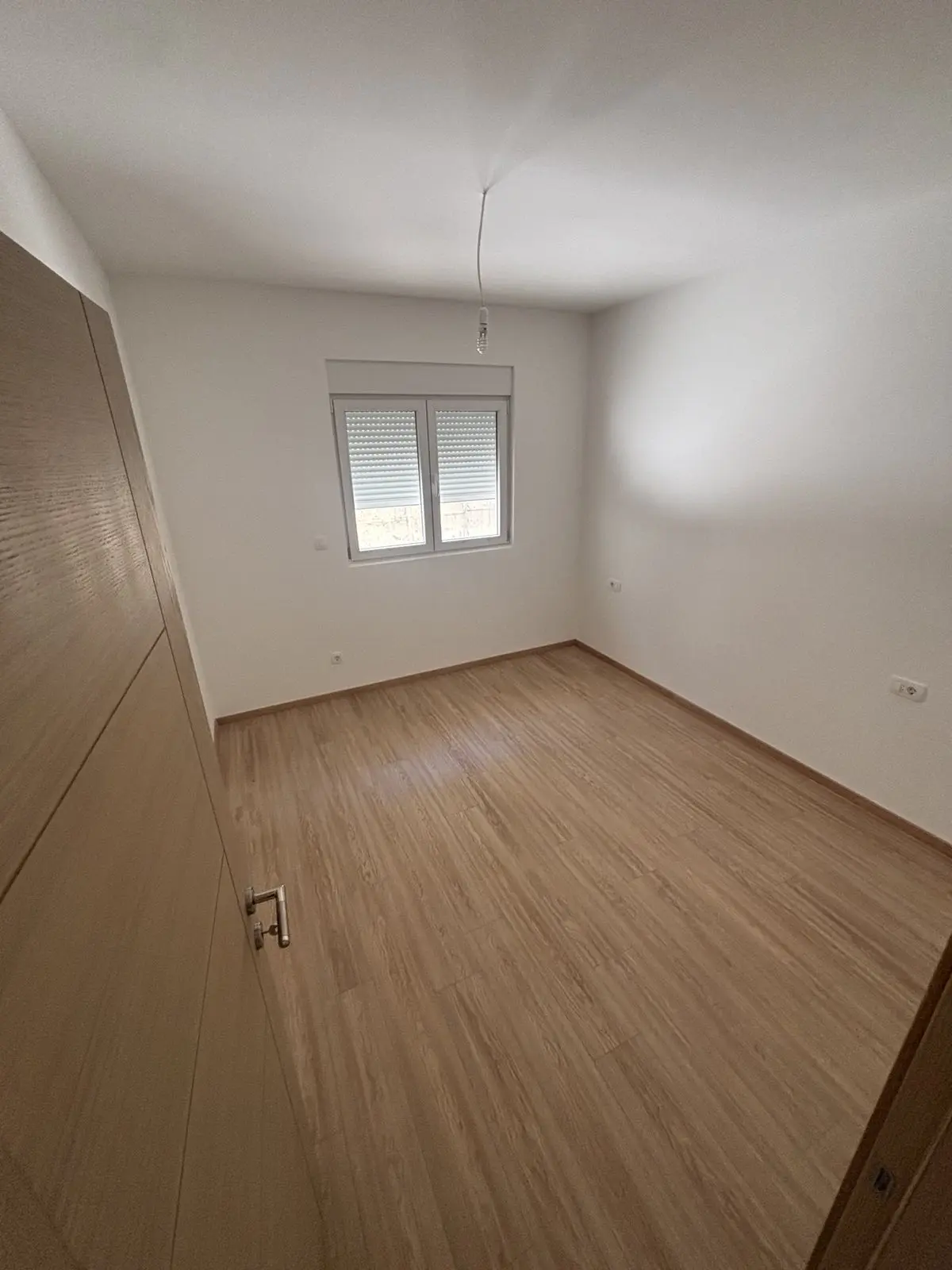 Spavaca soba posmatrano sa ulaznih vrata