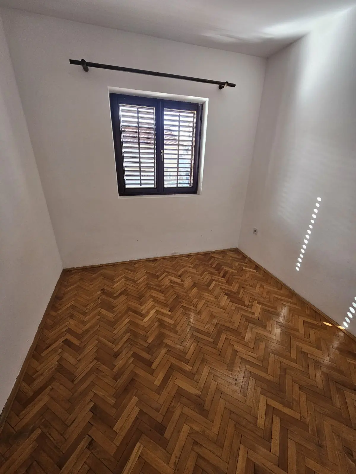 Jedna od dvije postojece spavace sobe