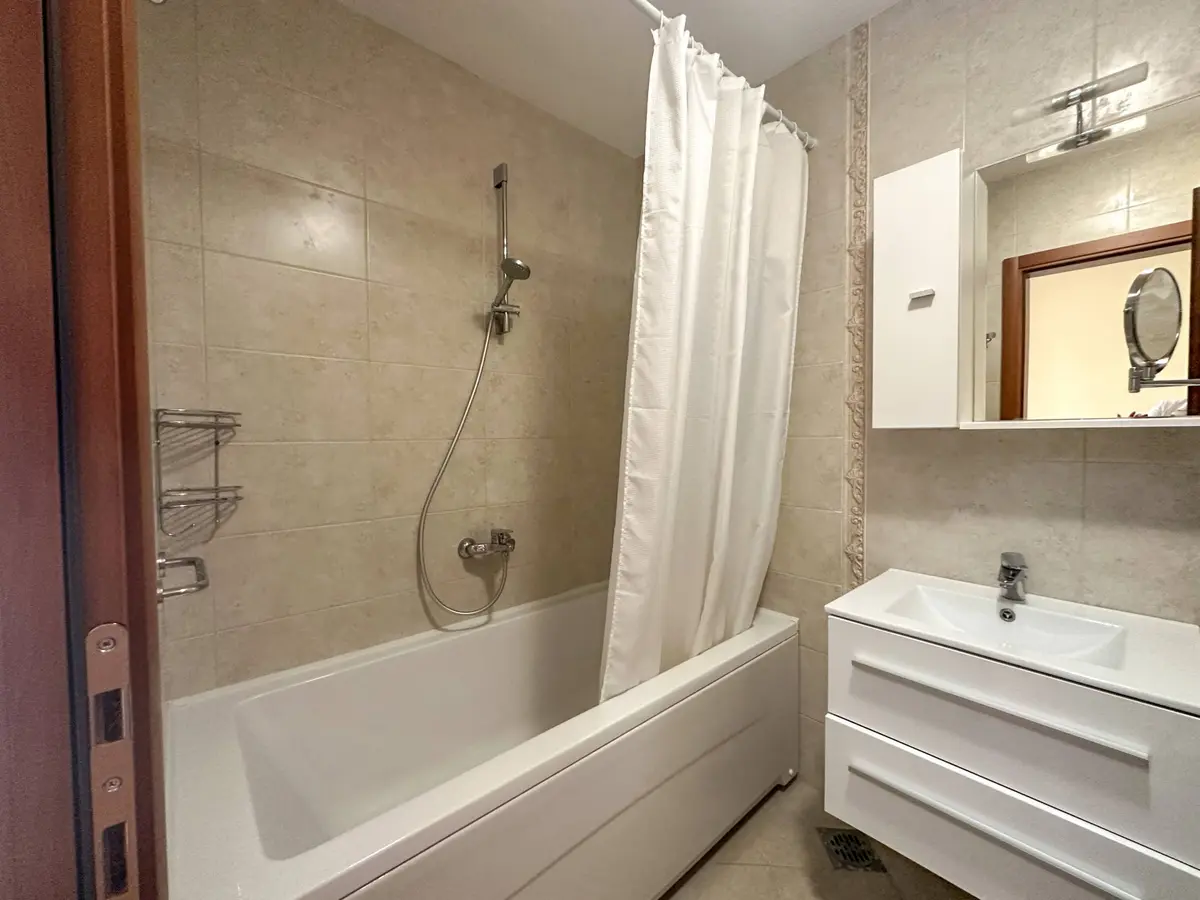 Stan posjeduje dva kupatila. U jednom se nalazi kada a u drugom tus kabina