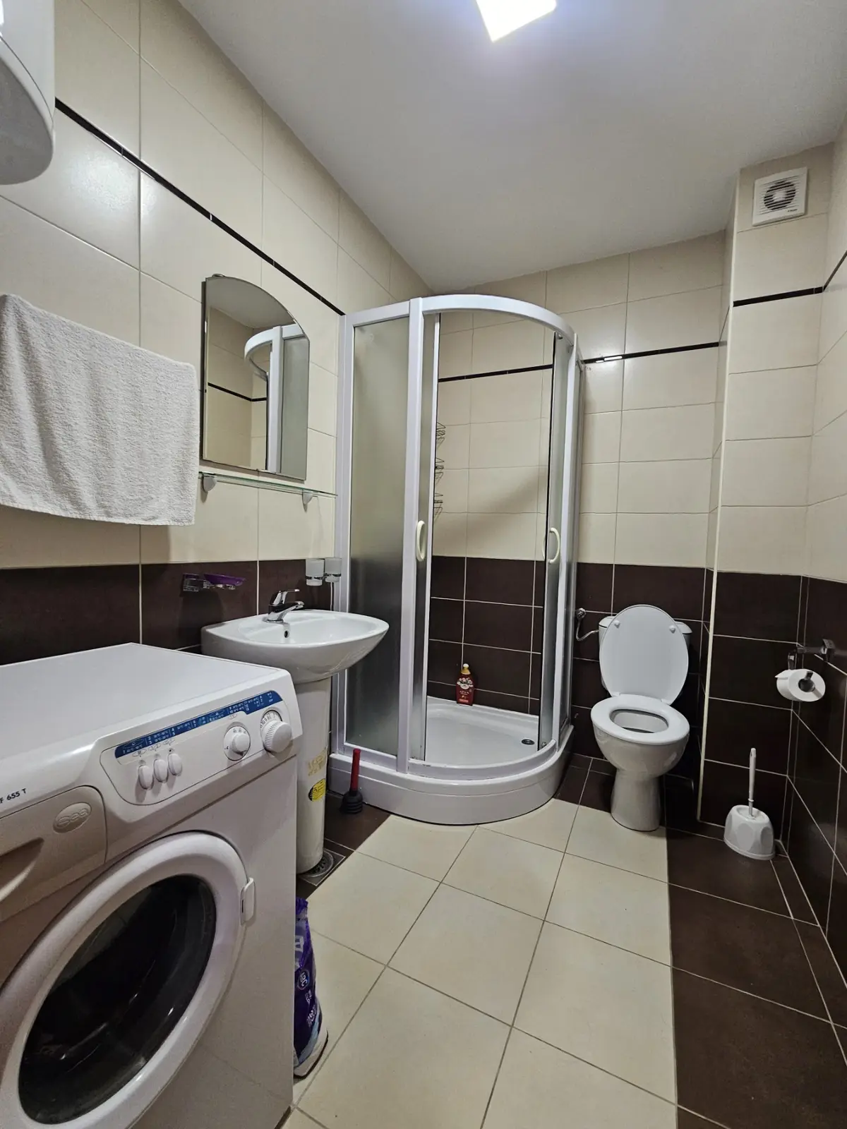 Jedno od postojeca dva kupatila