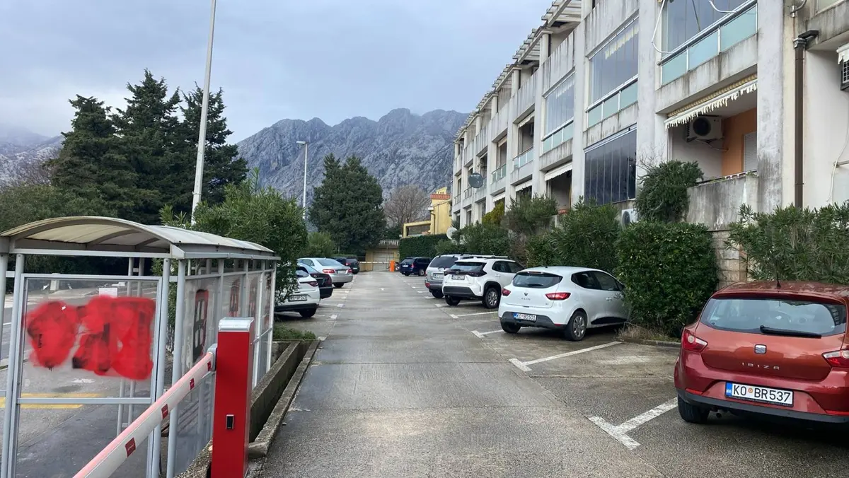 Ispred zgrade se nalazi parking