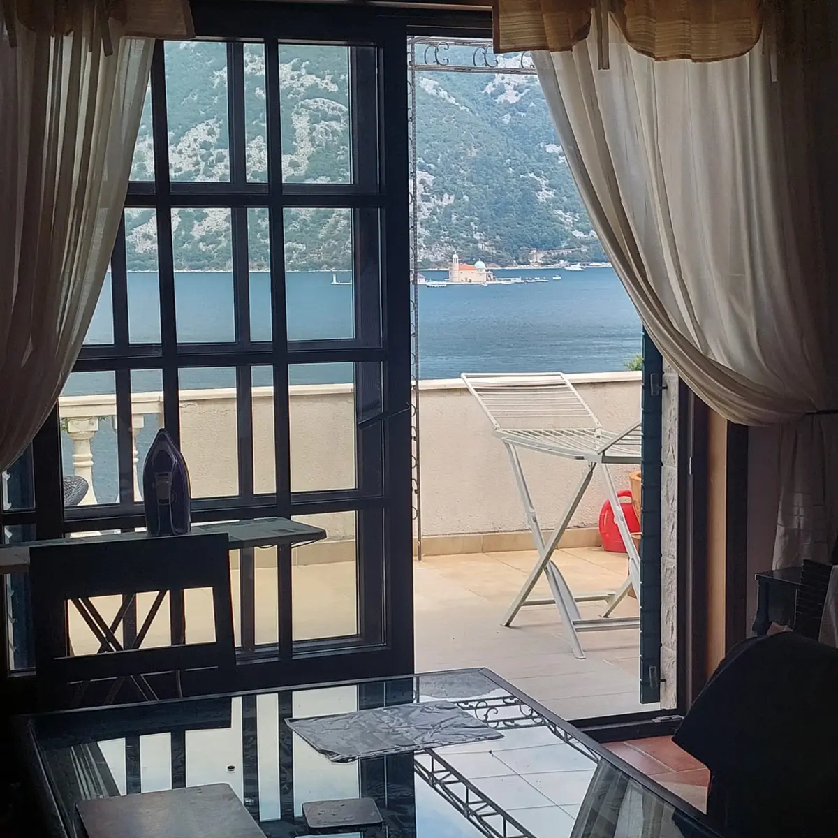 Stan posjeduje panoramski pogled na ostrvo Gospa od Škrpjela