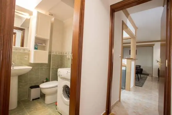 Hodnik i ulaz u kupatilo