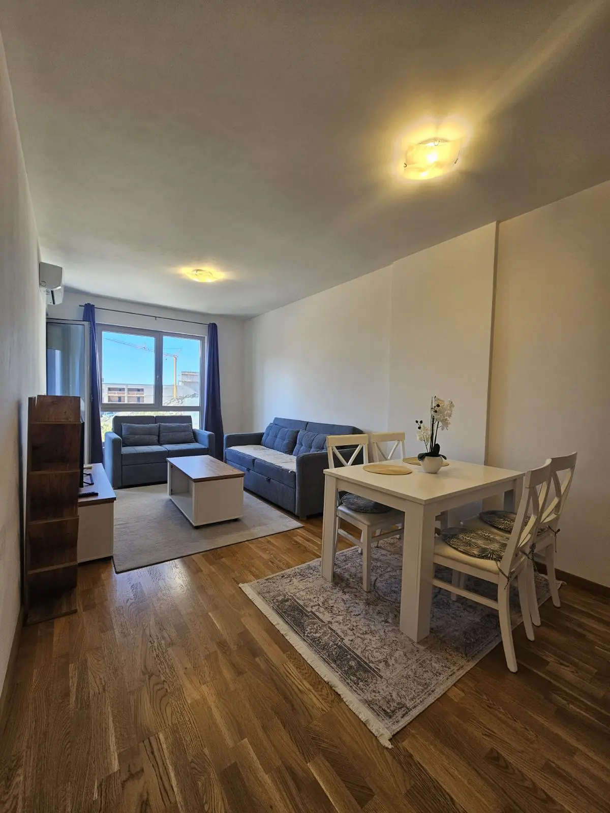 Dnevni boravak sa trpezarijom posmatrano iz hodnika