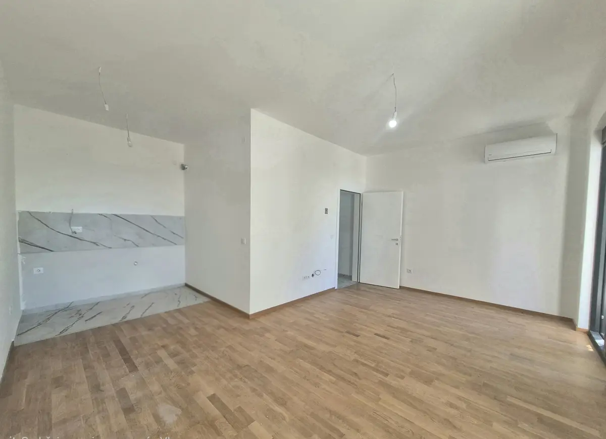 Dnevni boravak sa kuhinjom i trpezarijom