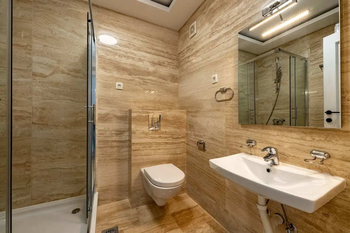 Jedno od postojeca tri kupatila