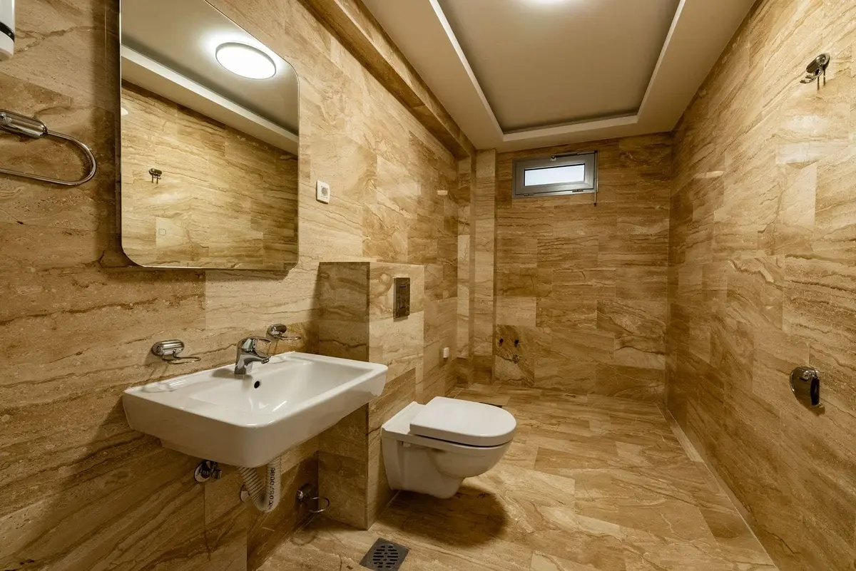 Jedno od postojeca tri kupatila