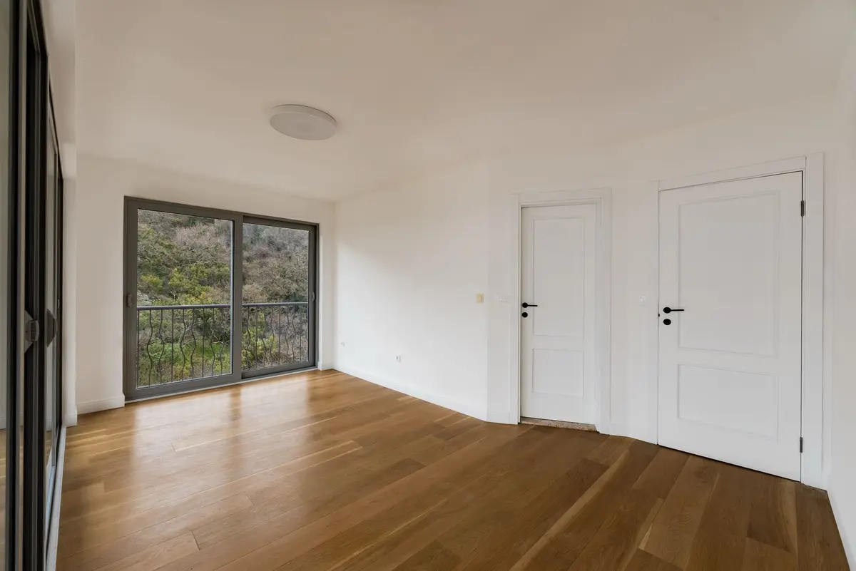 Jedna od postojece tri spavace sobe