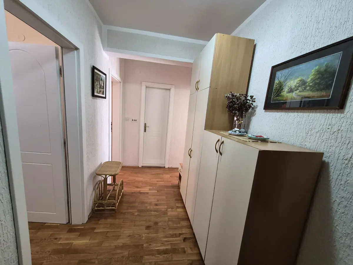 Hodnik i ulaz u stan