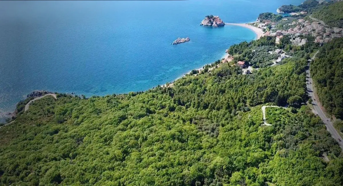 Zemljiste posjeduje panoramski pogled na more