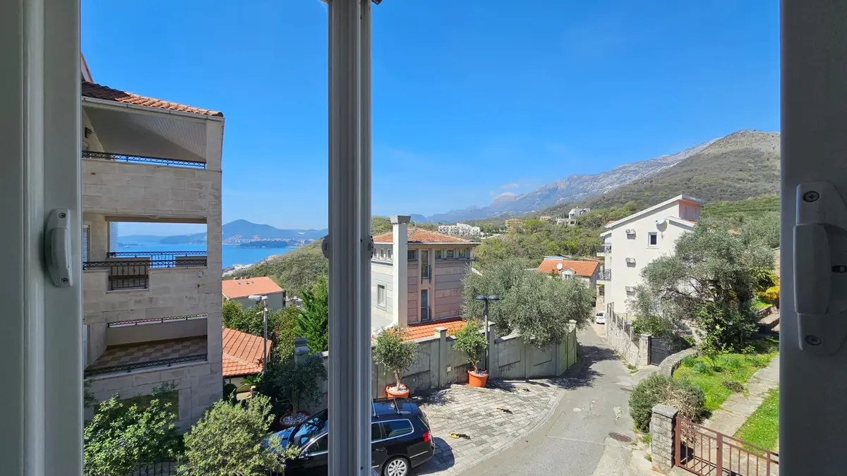 Stan posjeduje bocni pogled na more