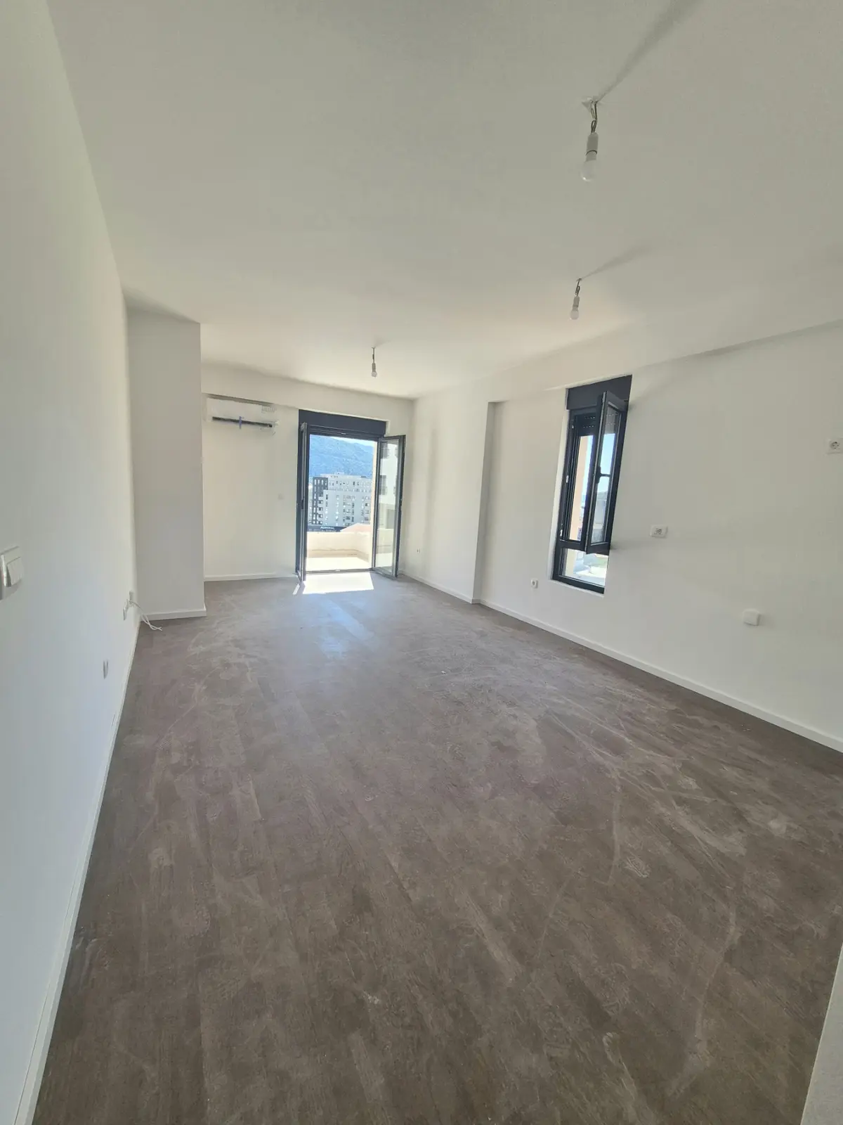 Dnevni boravak posmatrano iz hodnika