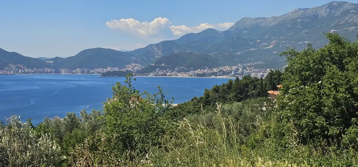 Zemljiste posjeduje povrsinu od 1130m2