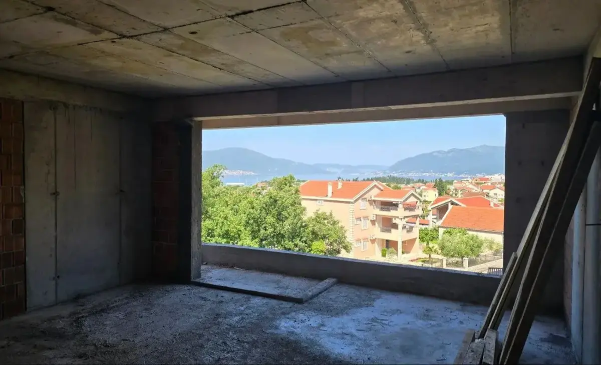 Iz dnevnog boravka se pruza pogled na more
