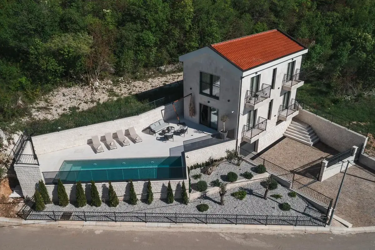 Vila je rasporedjena na tri novoa