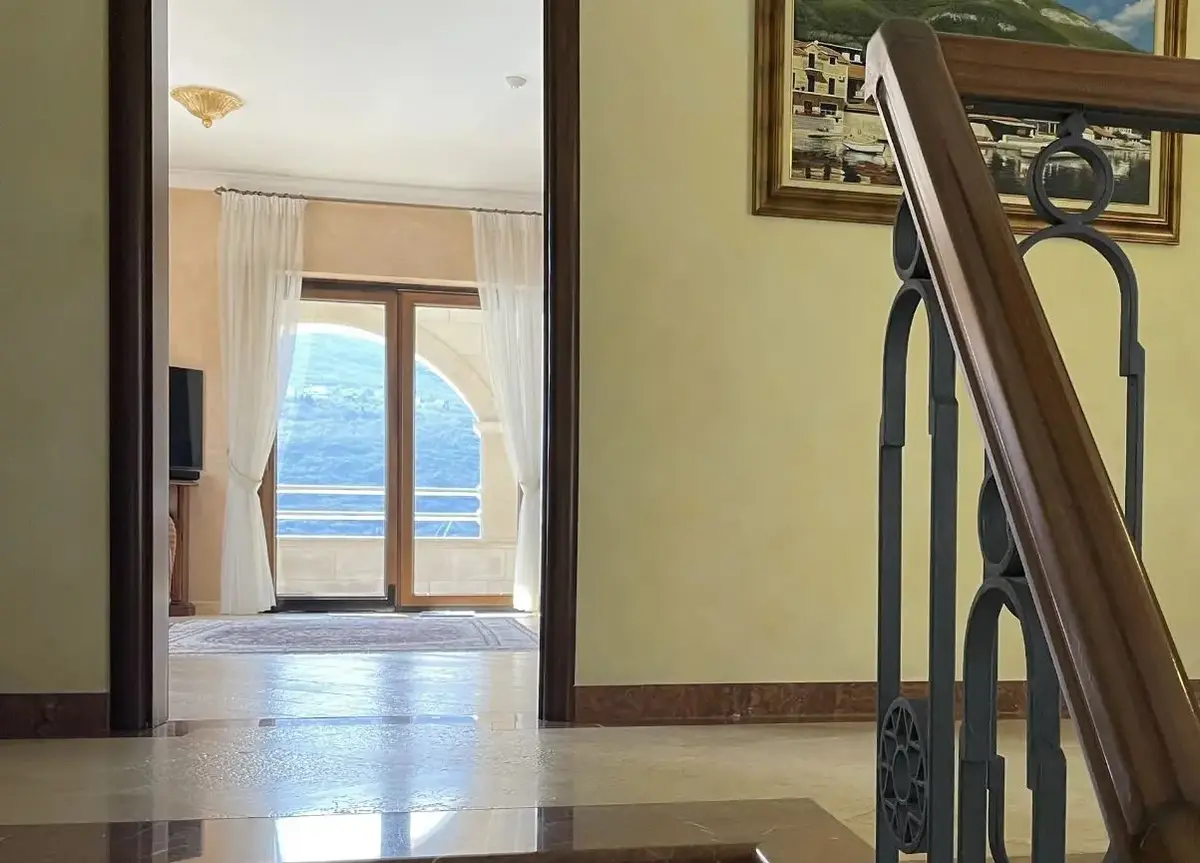 Na ukupno tri etaze vodi unutrasnje stepeniste