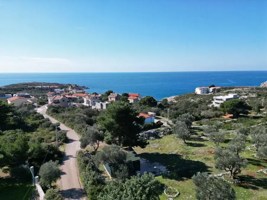 Zemljiste posjeduje pogled na more