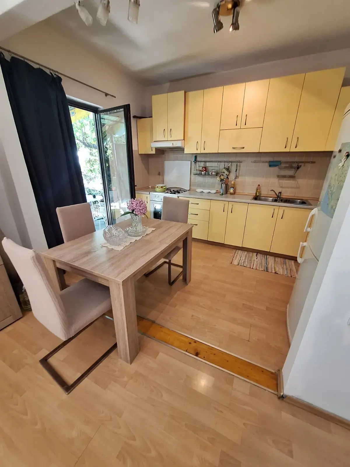 Kuhinja sa trpezarijom jednog od stanova