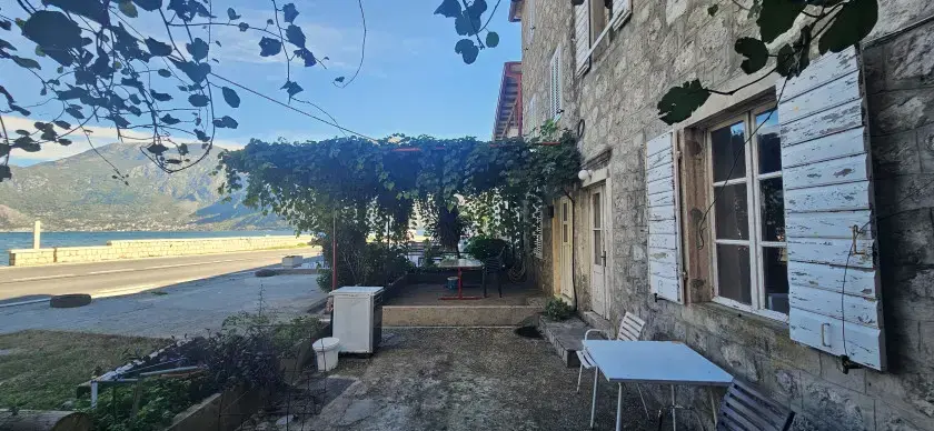 Posjeduje dvoriste povrsine 206m2