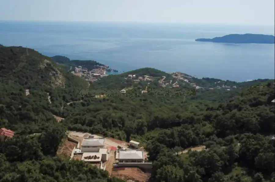 Sa placa se pruza pogled na more